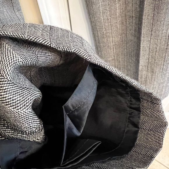 Harve Benard Size 8 Wool and fully lined pants in very good condition. - Picture 3 of 5